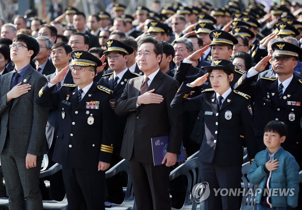 국기에 경례하는 이낙연 국무총리