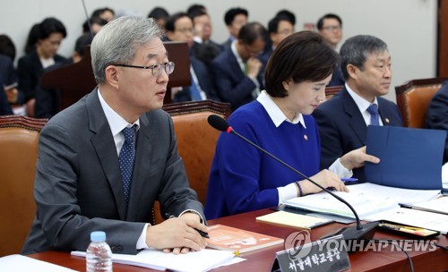 질의 답하는 홍기현 서울대 교육부총장