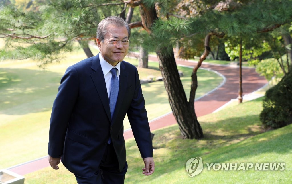 상춘재 향하는 문 대통령