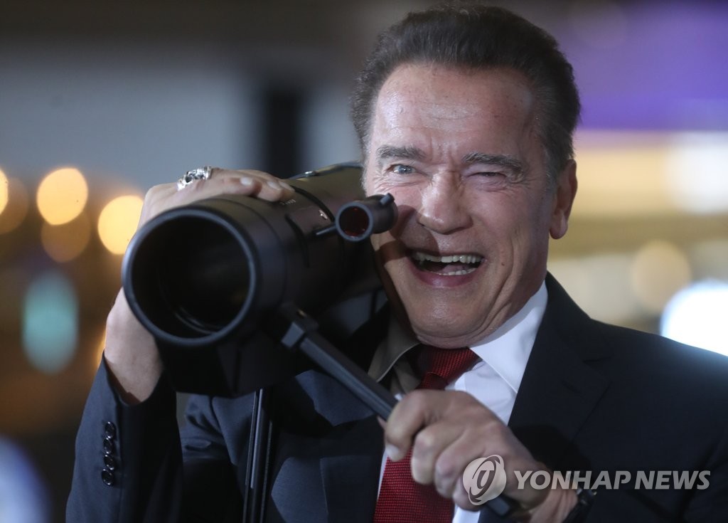 아널드 슈워제네거 '오랜만에 쏴볼까?'