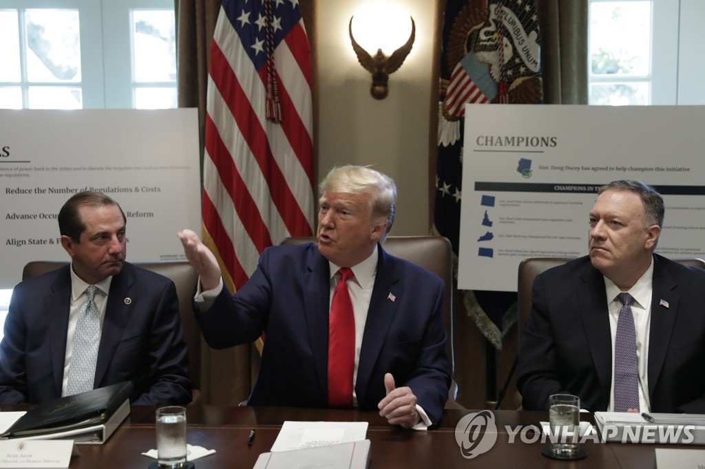 트럼프 대통령(가운데)와 에이자 장관(왼쪽)