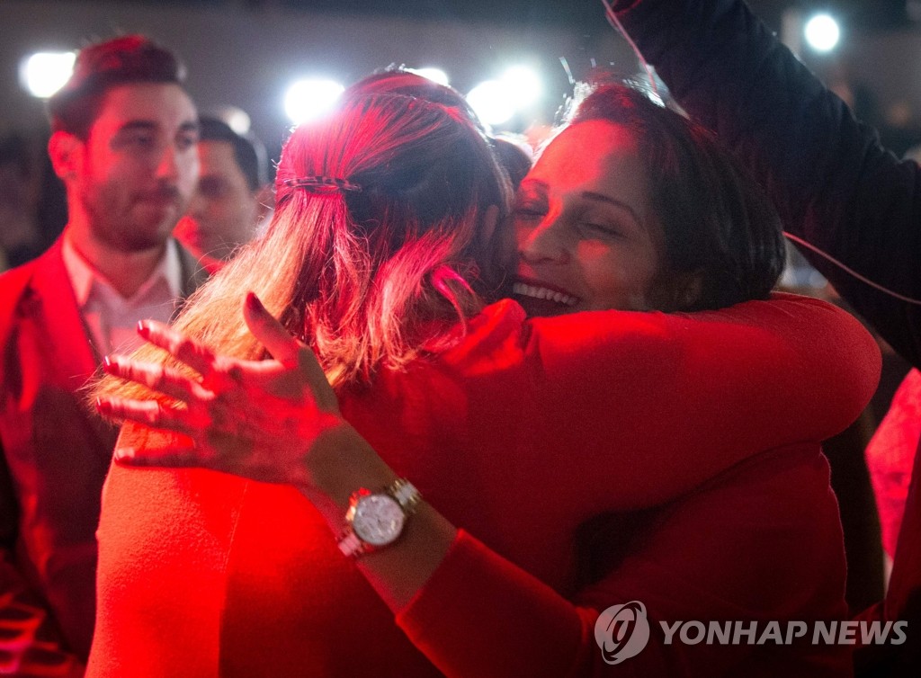 얼싸안은 트뤼도 지지자들
