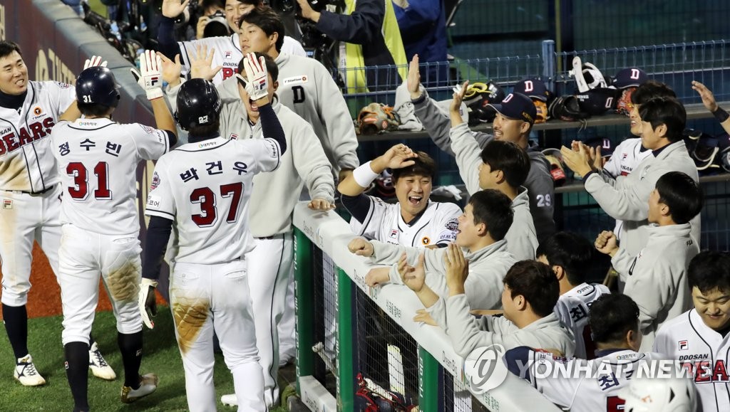 페르난데스 적시타로 홈 밟은 정수빈 박건우