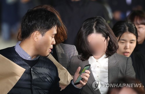 취재진의 질문 받는 정경심 교수