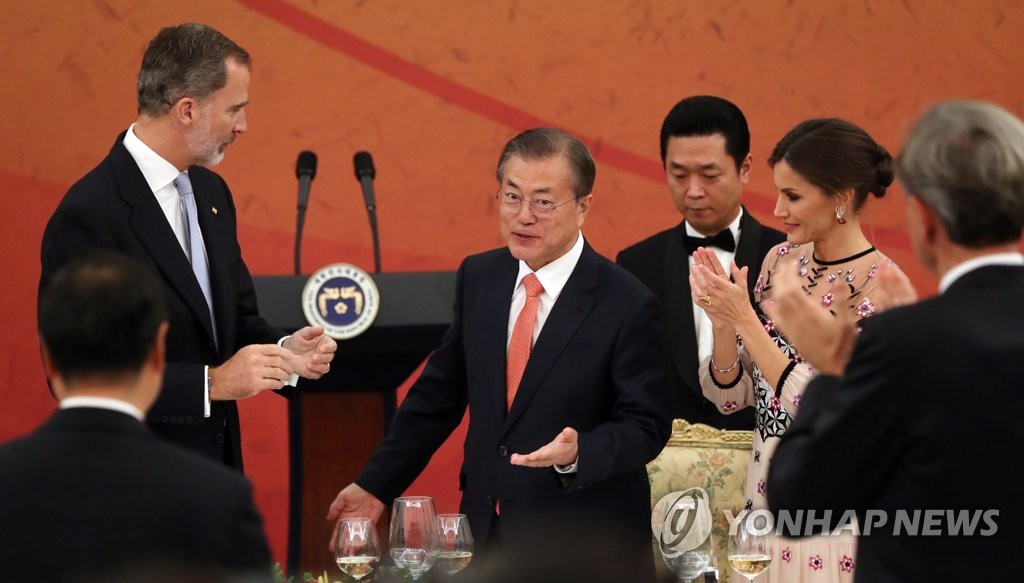 인사말 마친 문 대통령