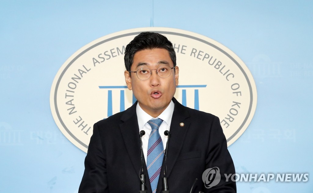 성명서 발표하는 오신환 원내대표