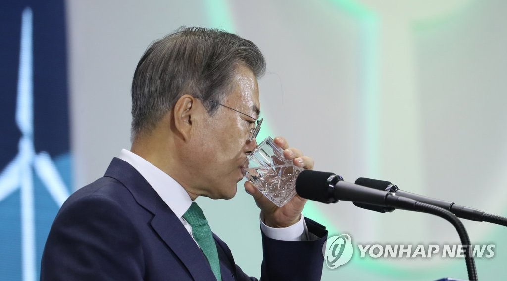 문 대통령, '축사 중 잠시...'