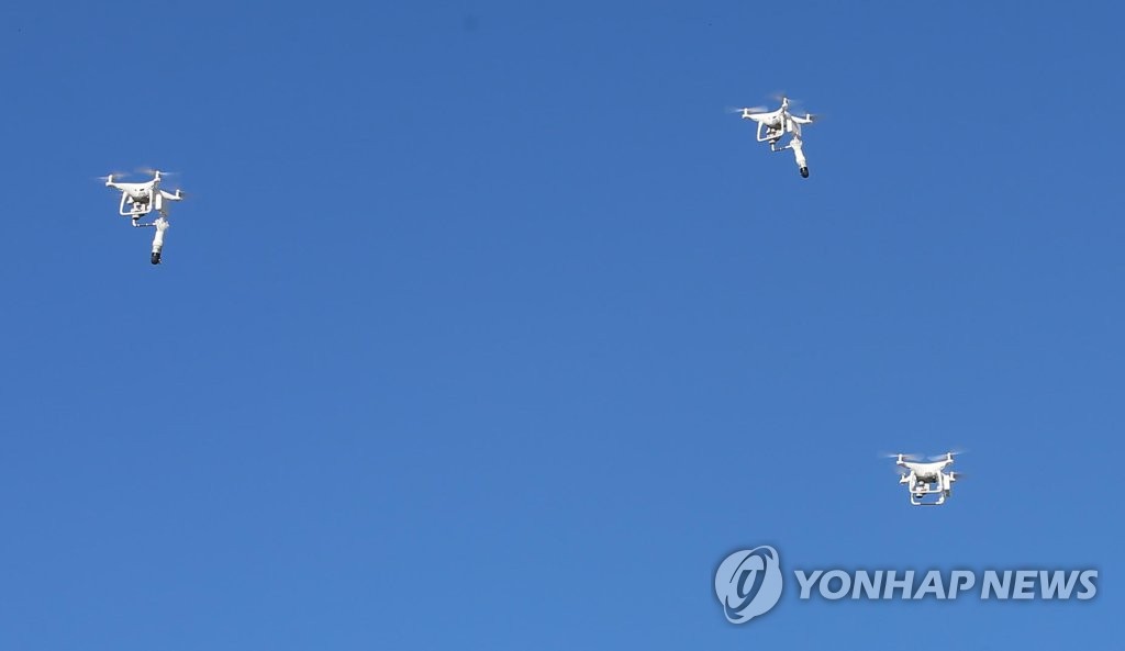 소형 드론으로 폭탄 투하
