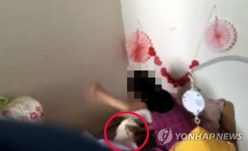신생아 학대하는 나쁜 손