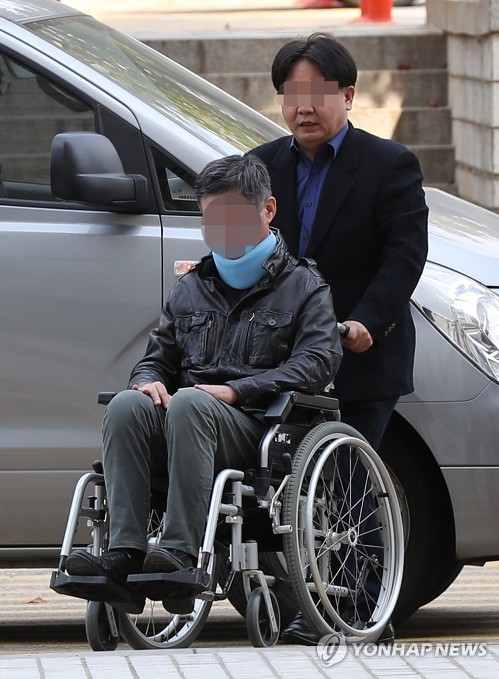 조국 전 장관 동생, 휠체어 타고 영장실질심사 출석