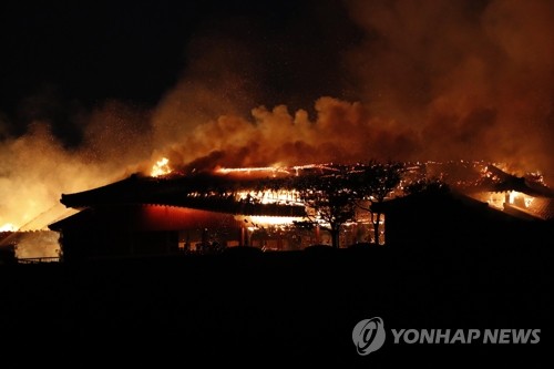 화염 내뿜는 세계문화유산 일본 슈리 성