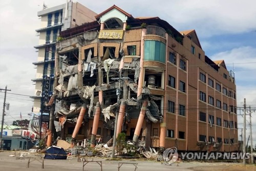 지난 10월 필리핀 남부 강진으로 부서진 호텔