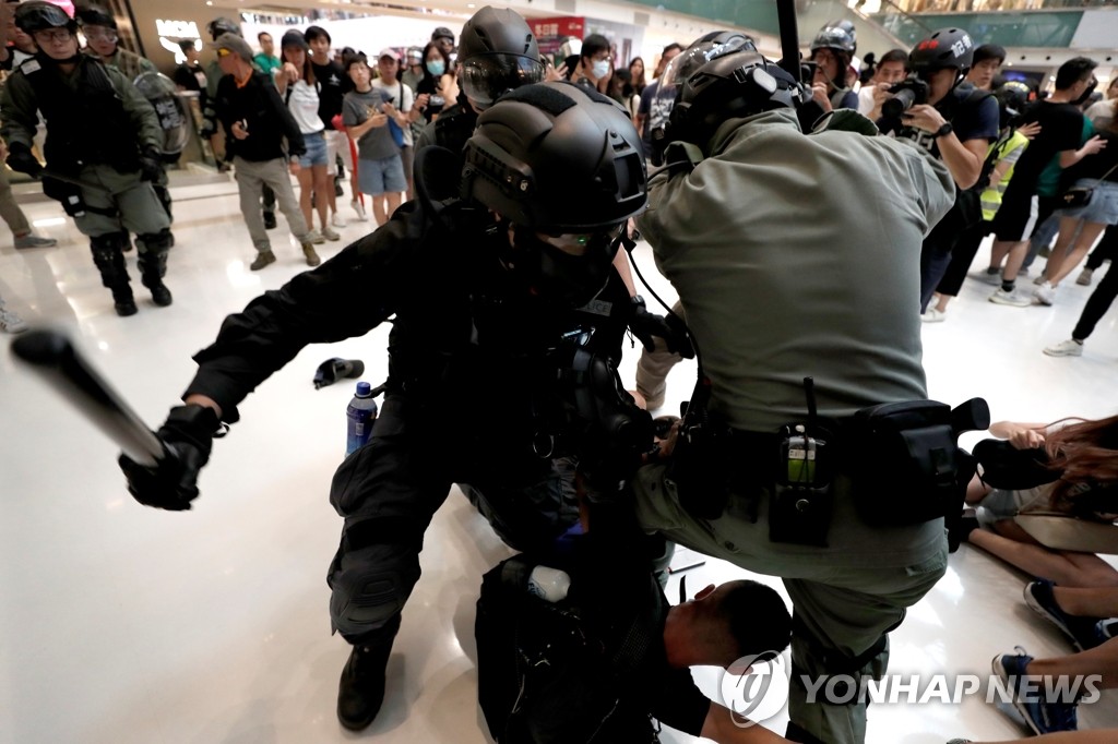 반정부 시위자 구타하는 홍콩 경찰