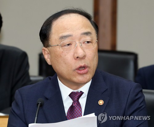 발언하는 홍남기 부총리
