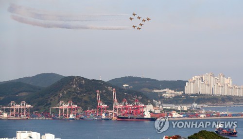 공군특수비행팀인 블랙이글스가 지난 6일 부산 북항 상공에서 에어쇼 연습을 하고 있다.
