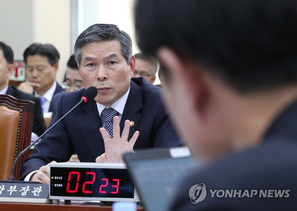 북한주민 질문에 답변하는 정경두 국방부 장관