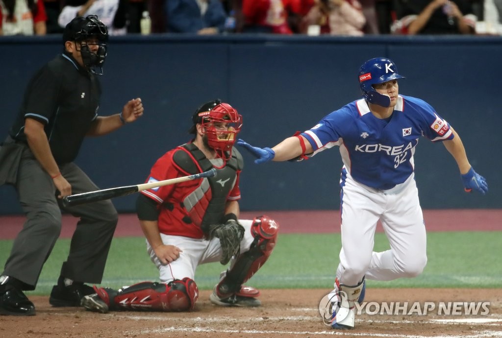 In this file photo from Nov. 7, 2019, Kim Jae-hwan of South Korea hits a two-run single against Canada in the top of the sixth inning of the teams' Group C game at the World Baseball Softball Confederation (WBSC) Premier12 at Gocheok Sky Dome in Seoul. (Yonhap)