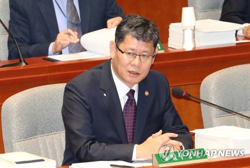 질의에 답하는 김연철 통일부 장관