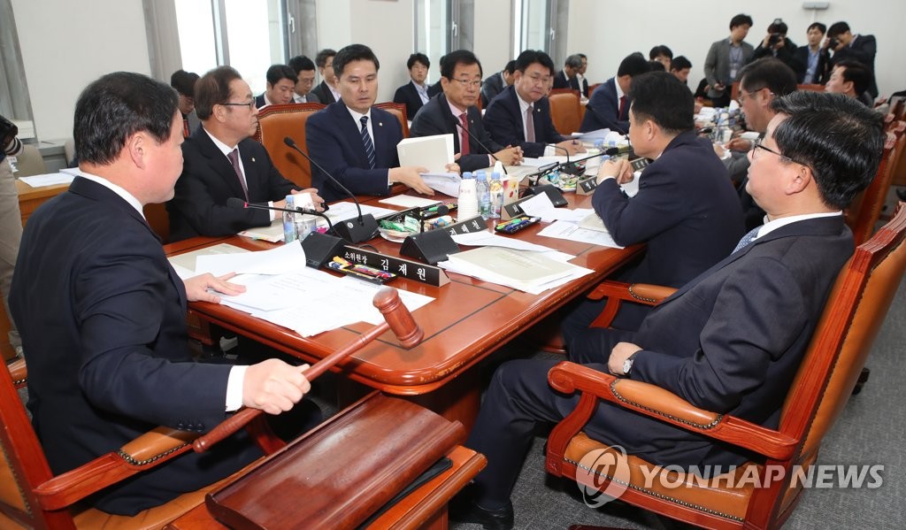 예산안조정소위, 의사봉 두드리는 김재원 위원장