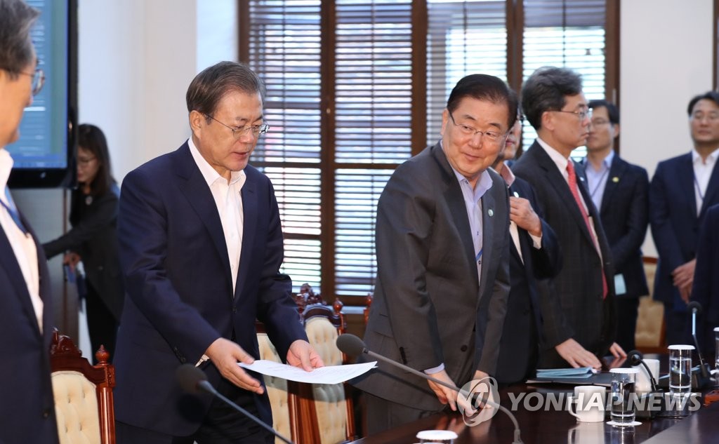 수석보좌관회의 입장하는 문 대통령