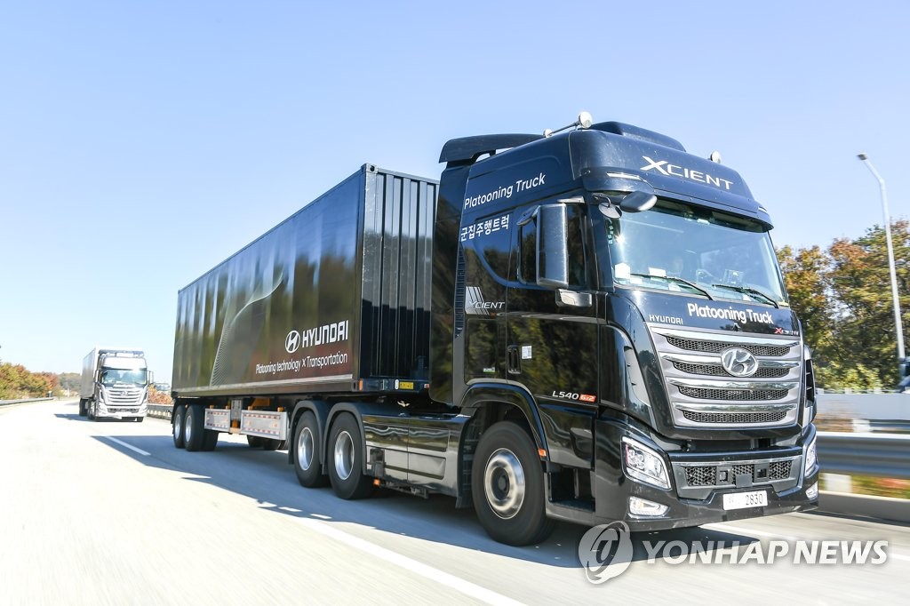 自動運転トラックの隊列走行に初成功 自動運転トラックの隊列走行に初成功