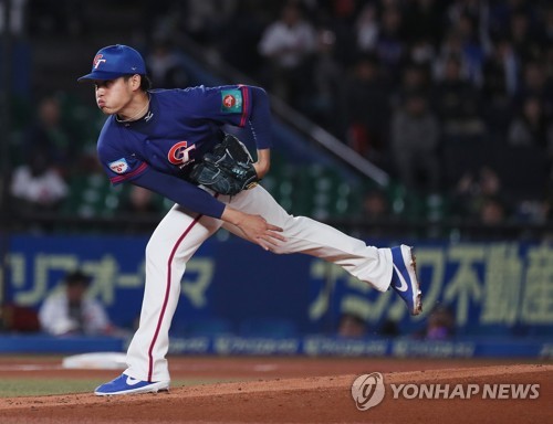 공 던지는 대만 선발 장이