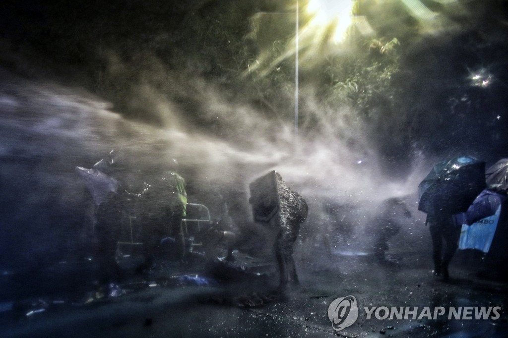 경찰 물대포 맞는 홍콩 대학생 시위대