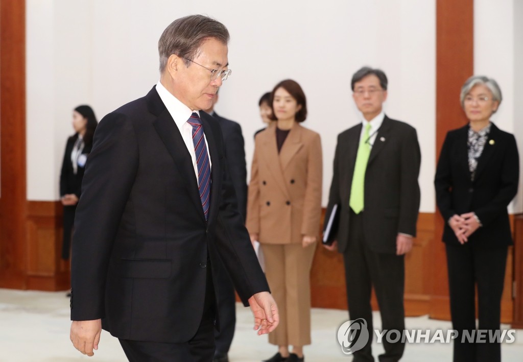 문 대통령, 주한 신임대사 신임장 제정식 입장