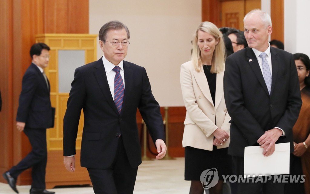 주한 신임대사 신임장 제정식 입장하는 문 대통령