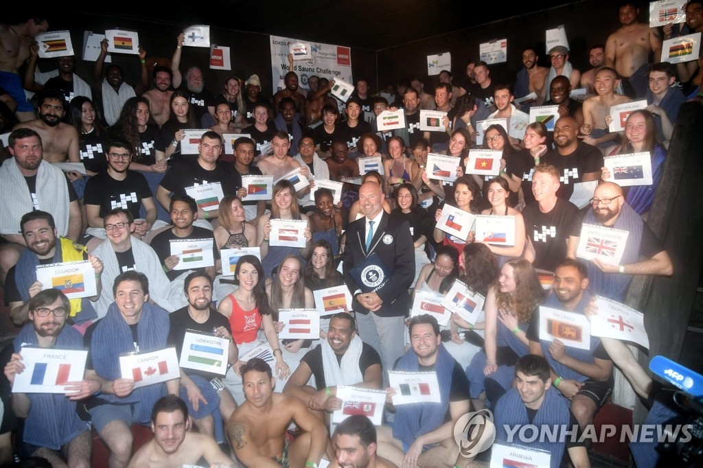 '한 사우나 내 가장 많은 국적' 기네스 세계기록 참가자들