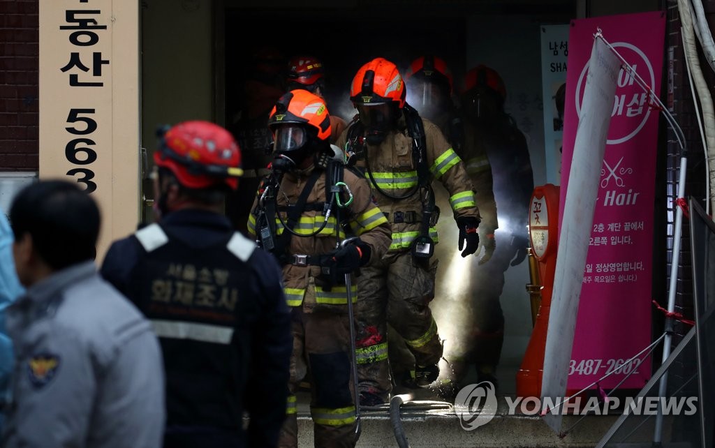 화재 진압 마친 소방관들