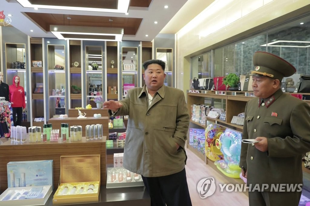 양덕군 온천지구 돌아보는 김정은 북한 국무위원장