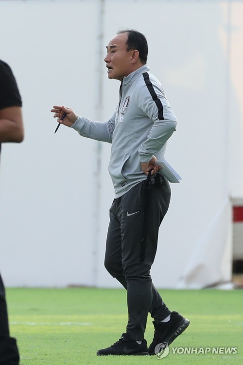 Kim Hak-beom directs the defense