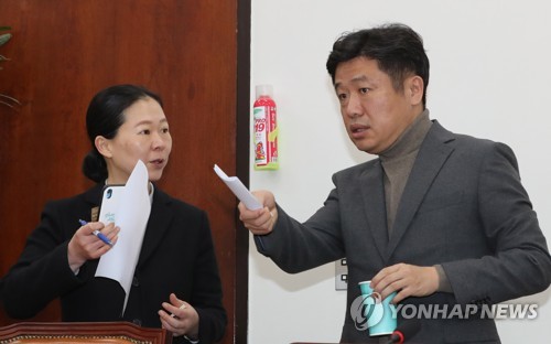 이야기하는 권은희와 유의동