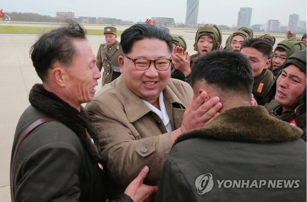북한군 낙하산 침투훈련 참관한 김정은 북한 국무위원장