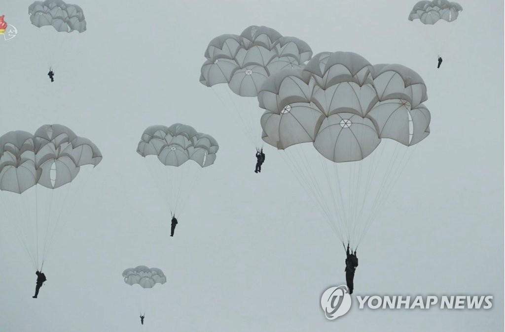 북한군 낙하산 침투훈련
