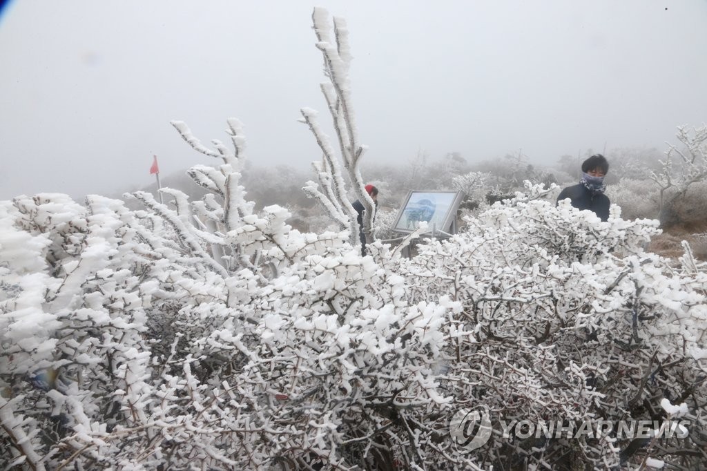 남녘 제주에 겨울 성큼…한라산 눈발