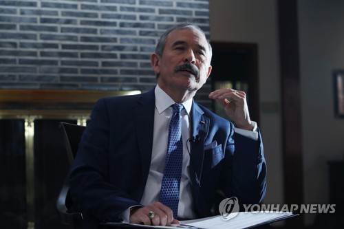 취재진 질문에 답하는 해리 해리스 미대사
