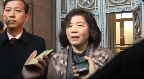 질문에 답하는 최선희
