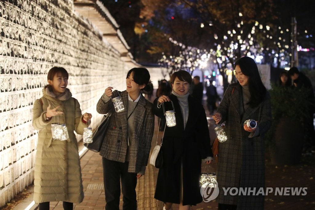 '반딧불 전등 들고'