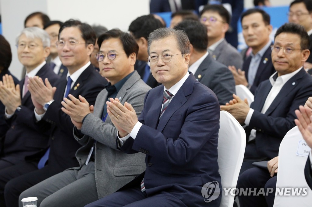 손뼉 치는 문 대통령
