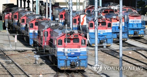 멈춰 선 기관차들