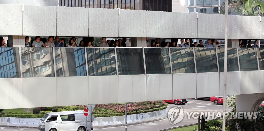 시위 지켜보는 홍콩 시민들