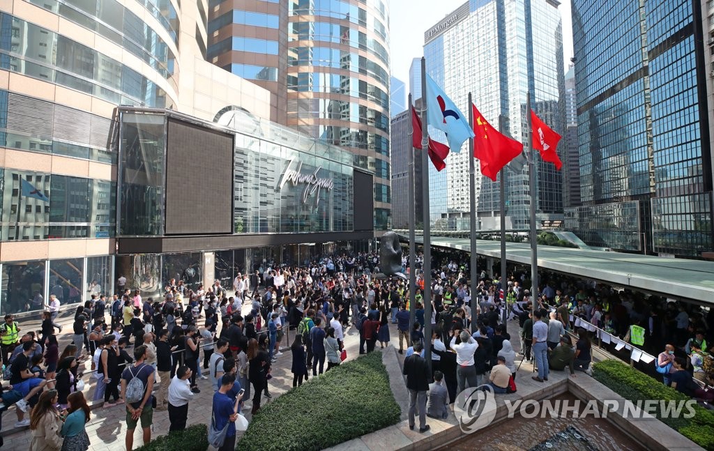 홍콩 센트럴에 모인 시민과 직장인들