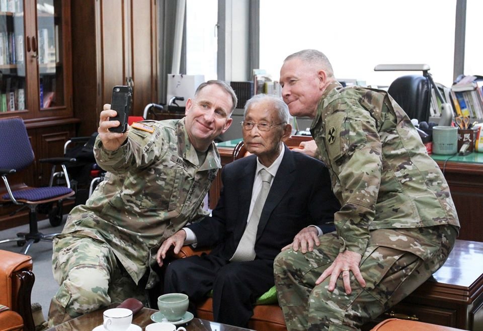 주한미군 사령관, 백선엽 장군 '100세 생일' 축하 방문