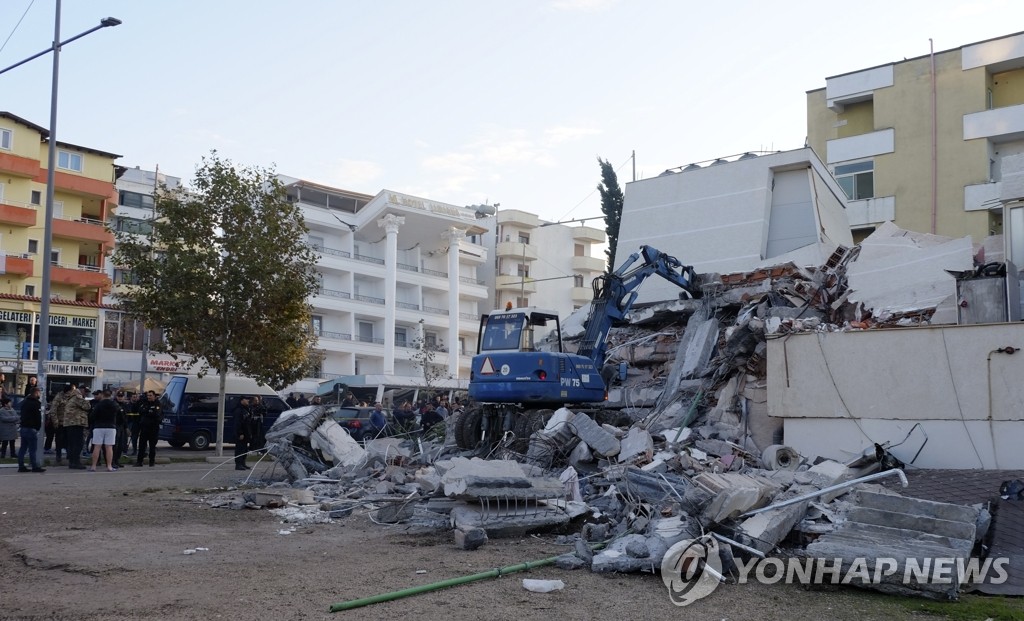 6.4 강진에 붕괴한 알바니아 건물