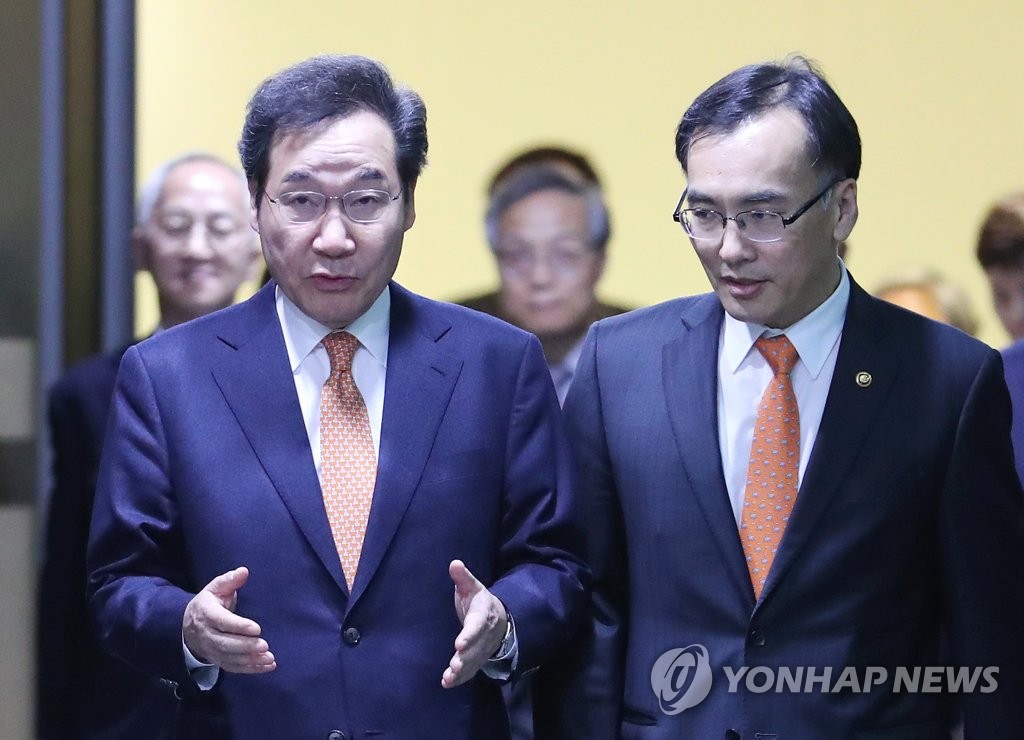 이낙연 총리 '국무조정실 2차장과 대화하며'