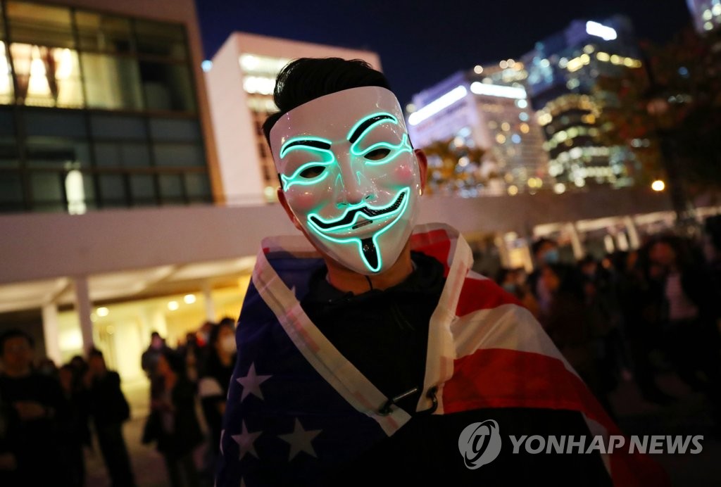 몸에 성조기 두른 홍콩 시위대