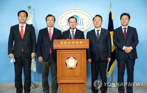 기자회견 하는 한국당 예결소위 위원