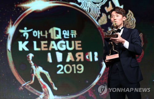 포즈 취하는 김보경